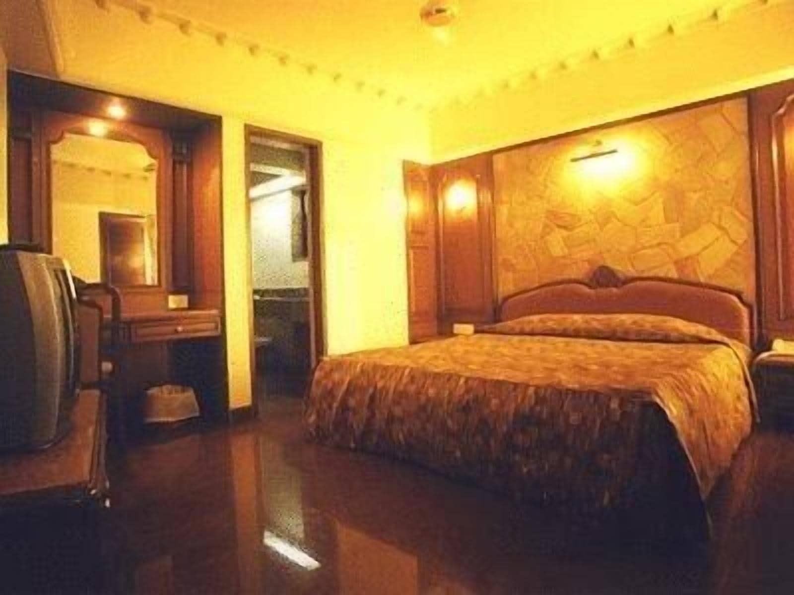 Bloom Hotel - Juhu Mumbai  Buitenkant foto