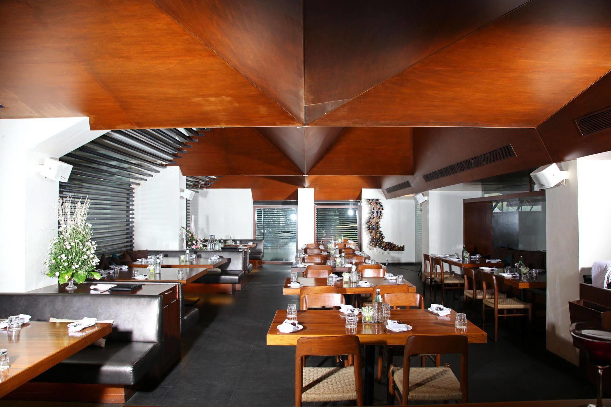 Bloom Hotel - Juhu Mumbai  Buitenkant foto